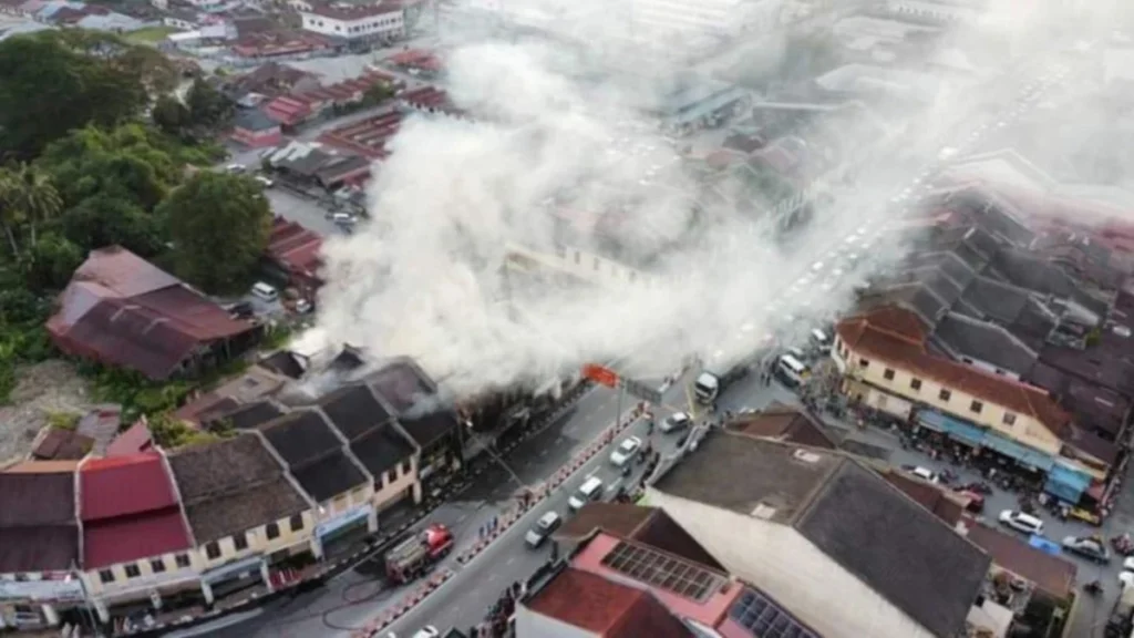 Shoplots on fire in Bidor