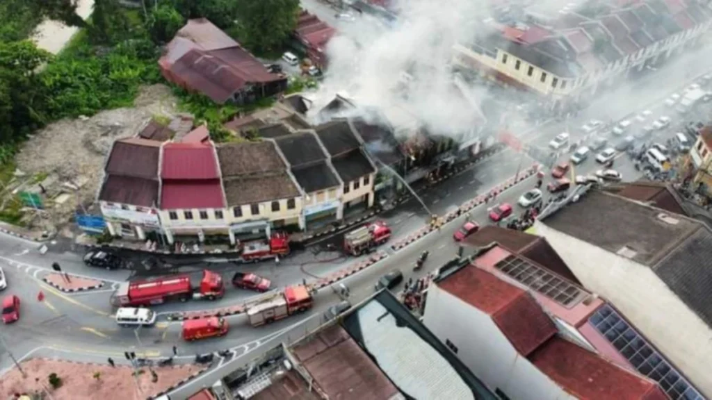 Shoplots on fire in Bidor and fire and rescue services worked hard to extinguish the fires